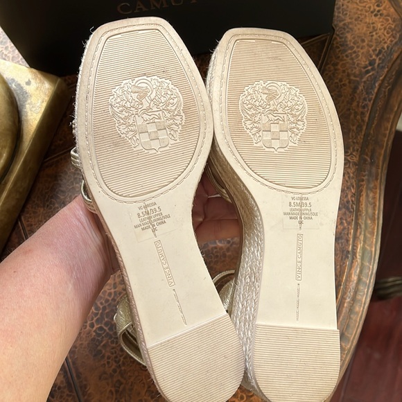 VINCE CAMUTO WEDGE SANDALS - Picture 9 of 9